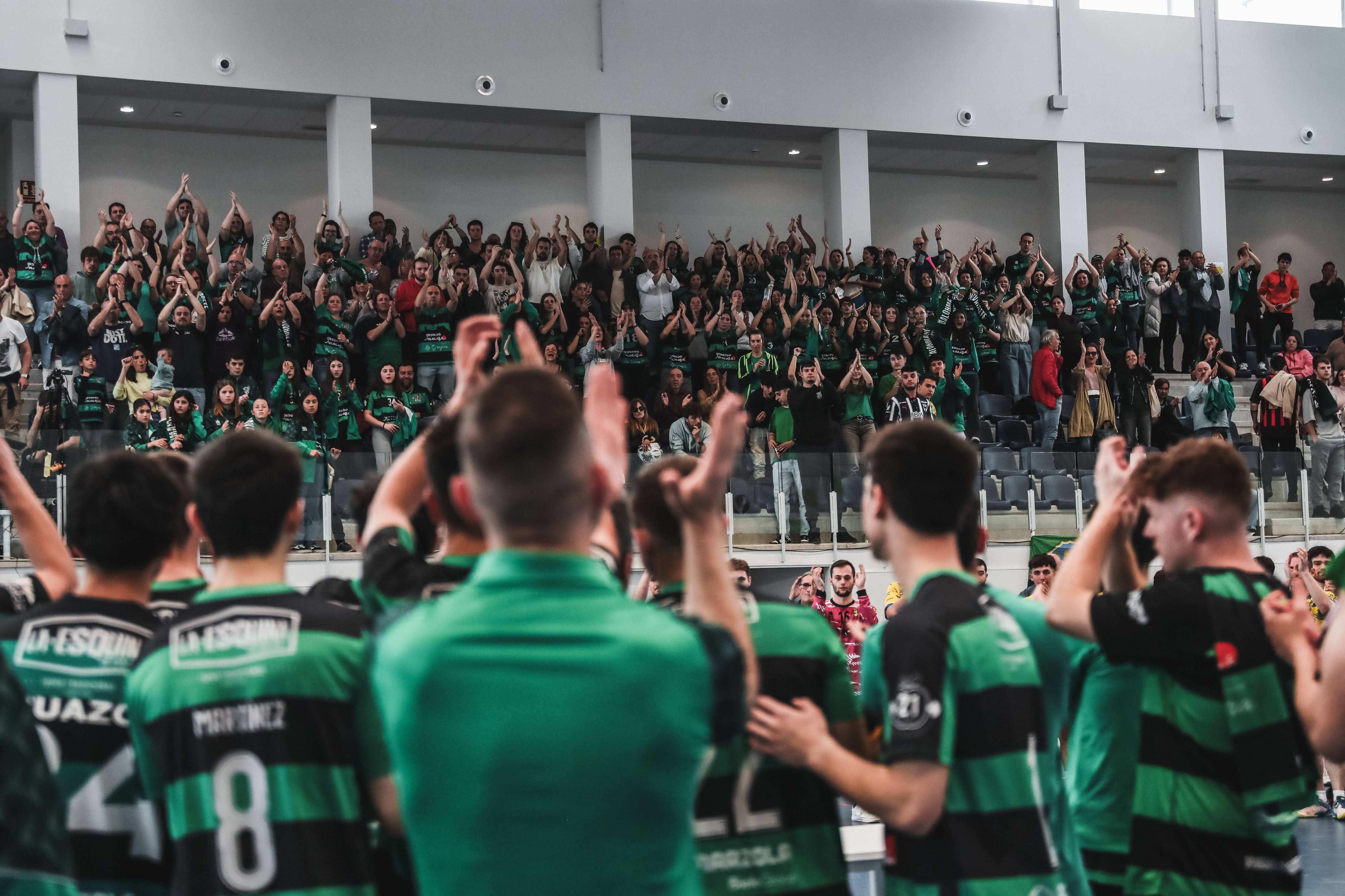 Afición del club animando en el pabellón