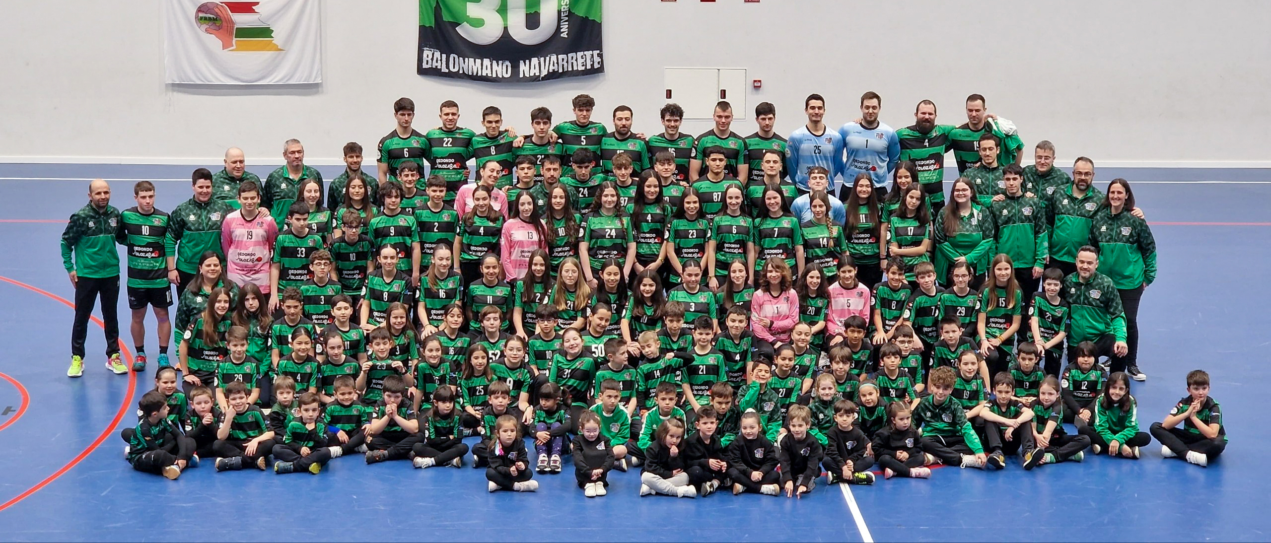 Niños y niñas probando el balonmano en el club